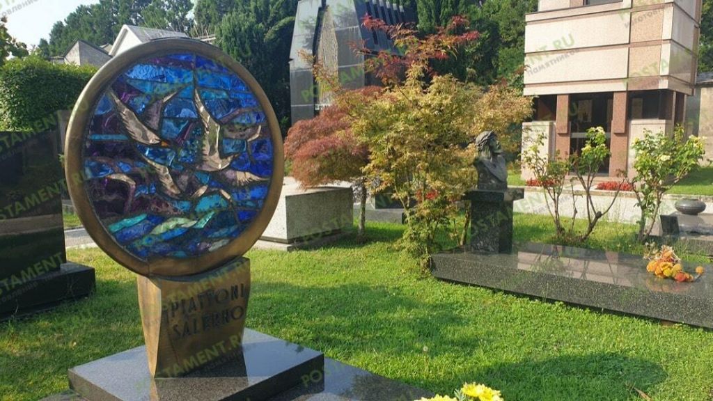 Памятник из бронзы с витражным стеклом Памятник из бронзы с витражным стеклом