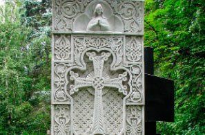 Деталь памятника: армянский резной крест-камень (хачкар)