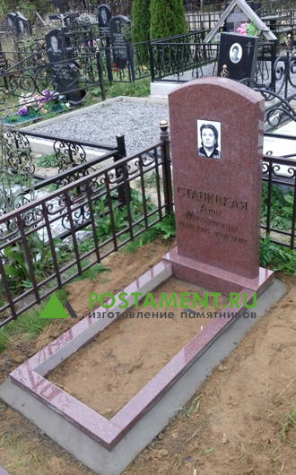 Бронза на красном граните Бронза на красном граните