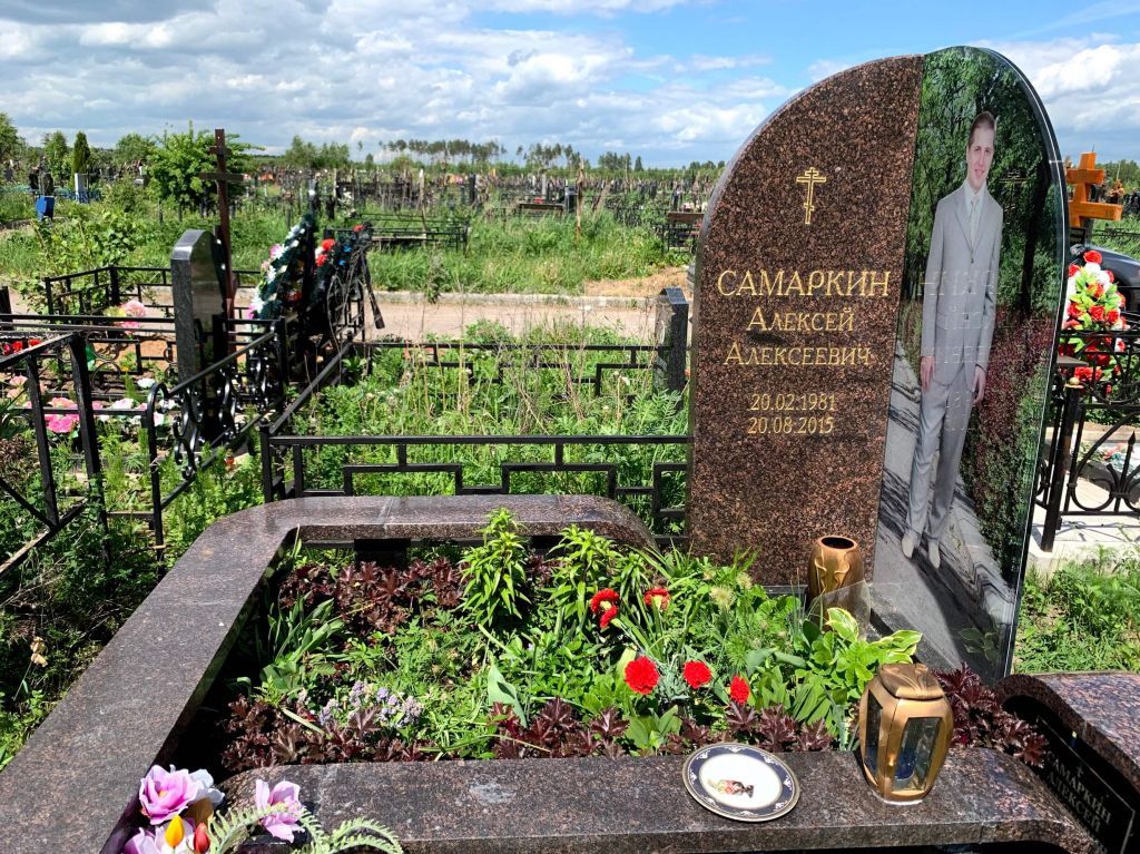 Комплекс из Дымовского гранита с красными вкраплениями