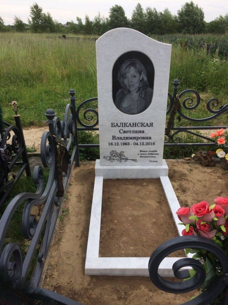 Обелиск из белого мрамора с черной вкладкой Обелиск из белого мрамора