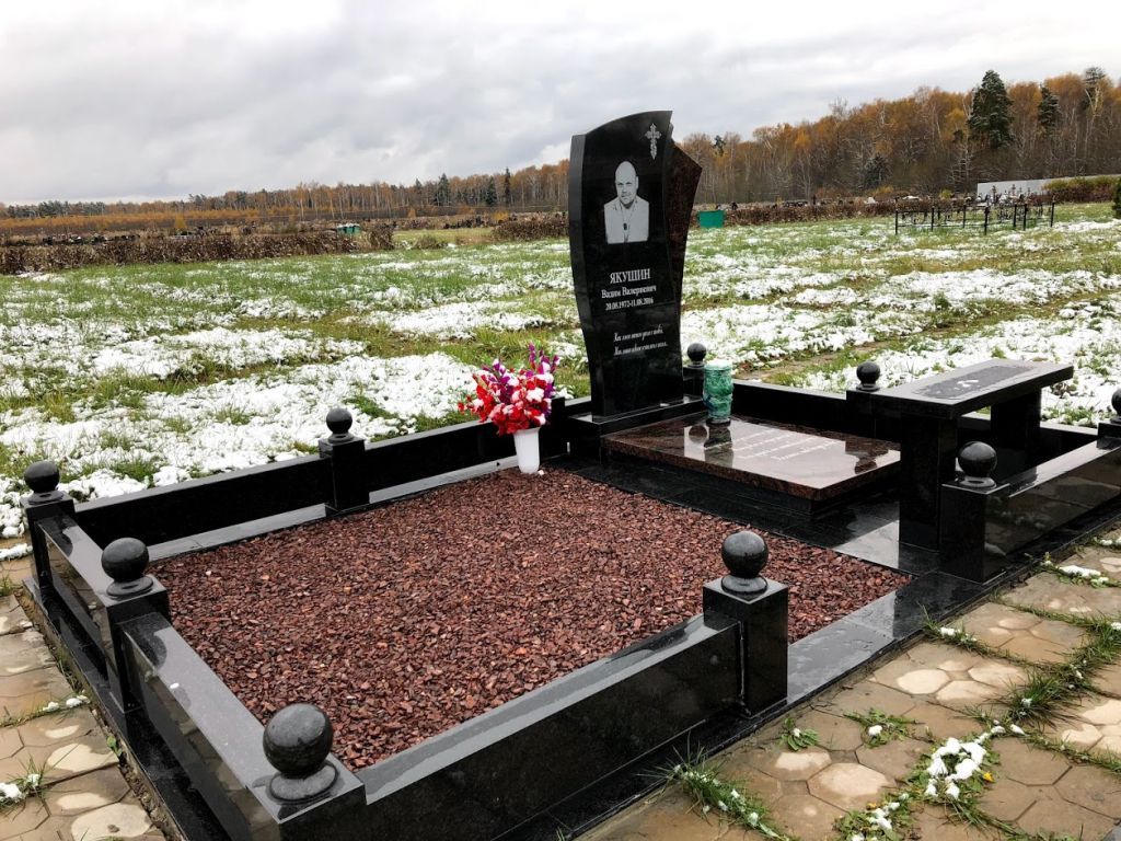Memorialniy-kompleks-iz-kamnya.jpg Memorialniy-kompleks-iz-kamnya.jpg