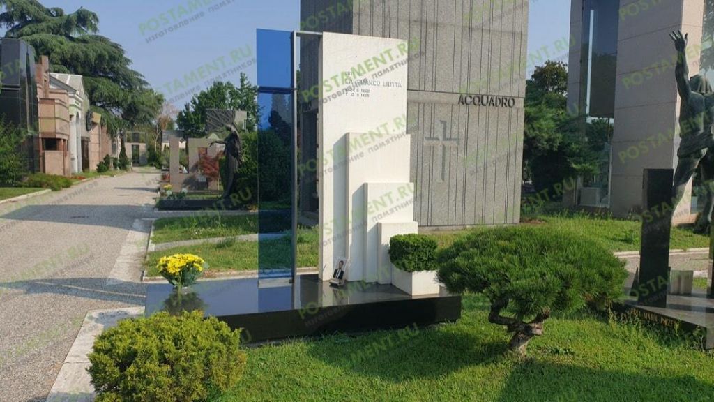 Памятник из мрамора Коелга и стекла Памятник из мрамора Коелга и стекла