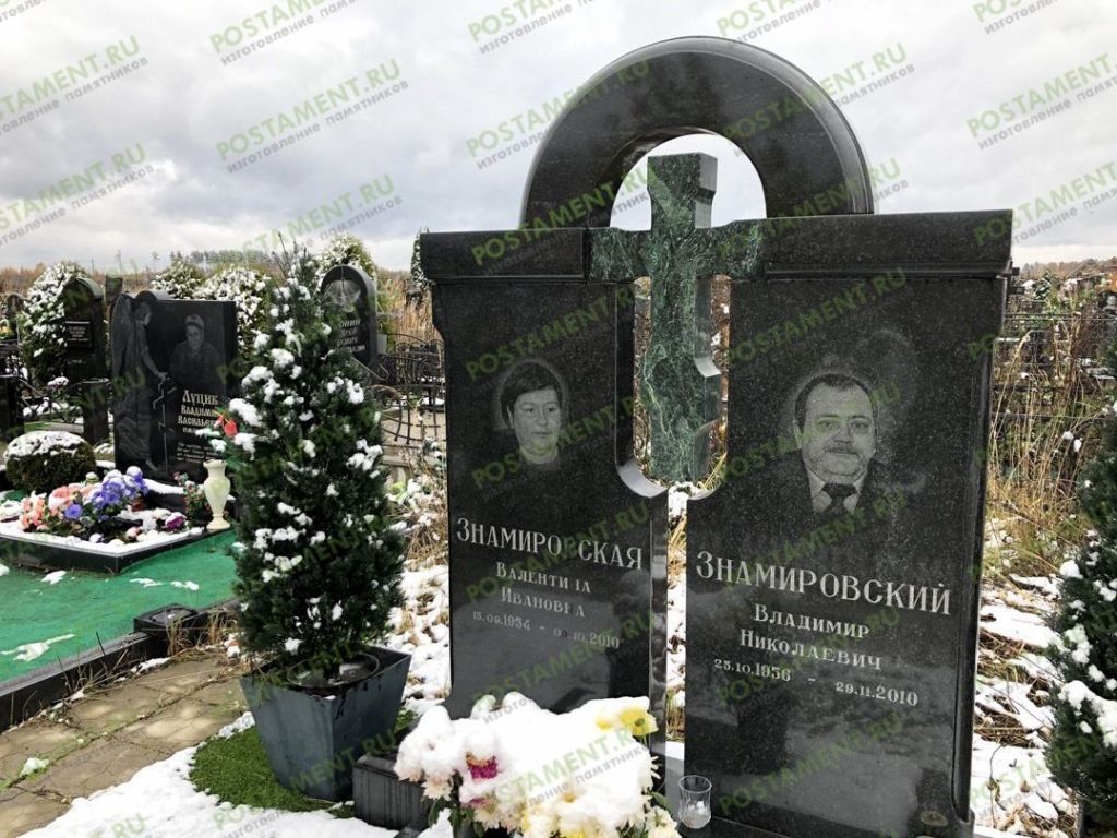 Крест из Змеевика и стела Габбро Крест из Змеевика и стела Габбро