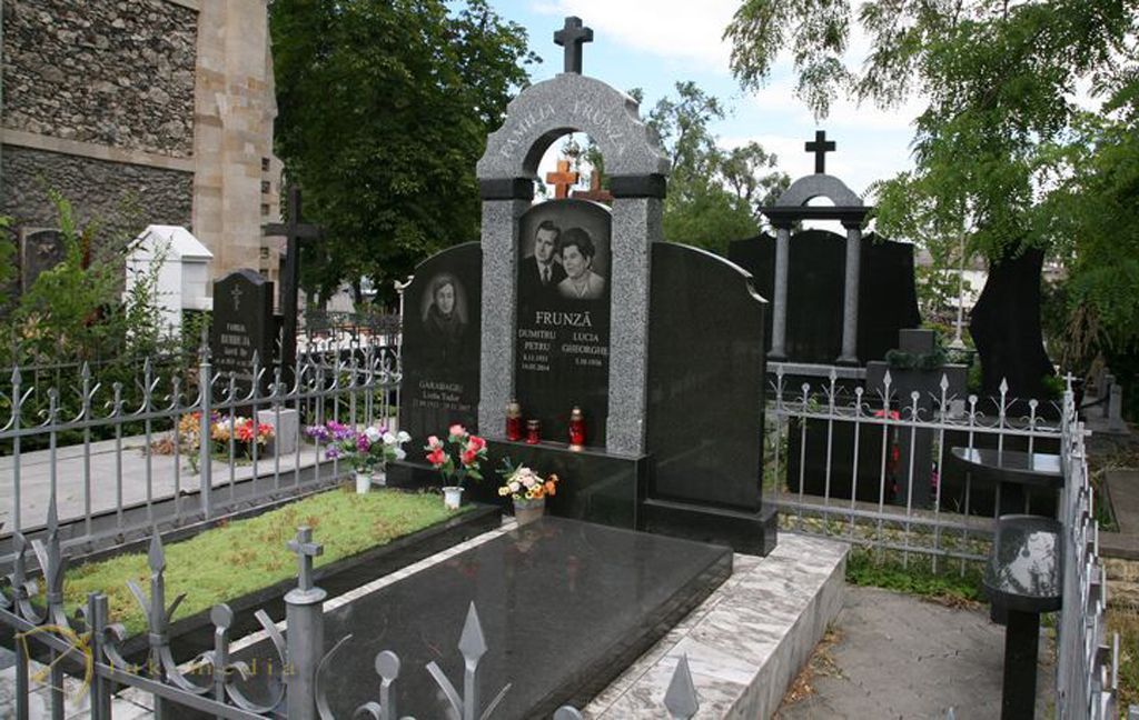 Памятники из серого гранита Памятники из серого гранита