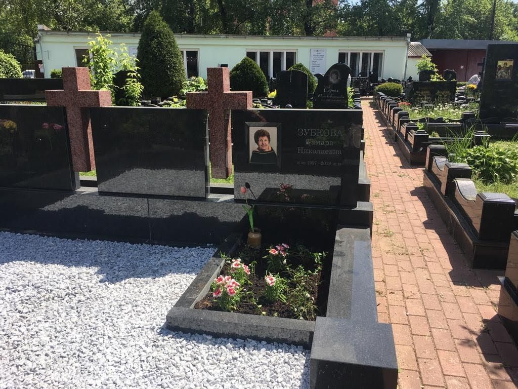Крест из красного гранита на могилу
