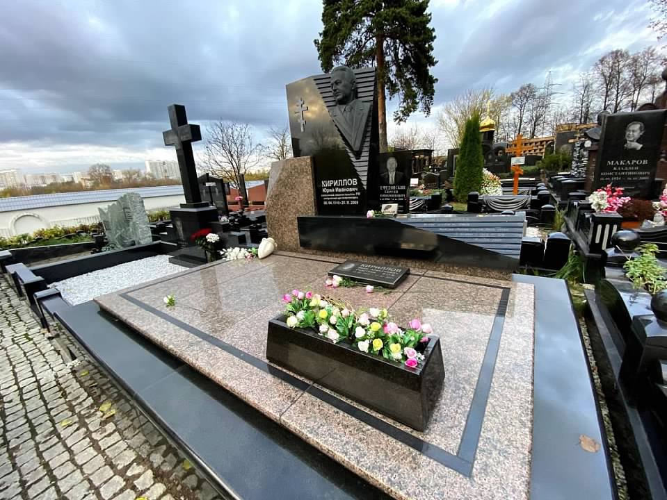 Вазон на могилу