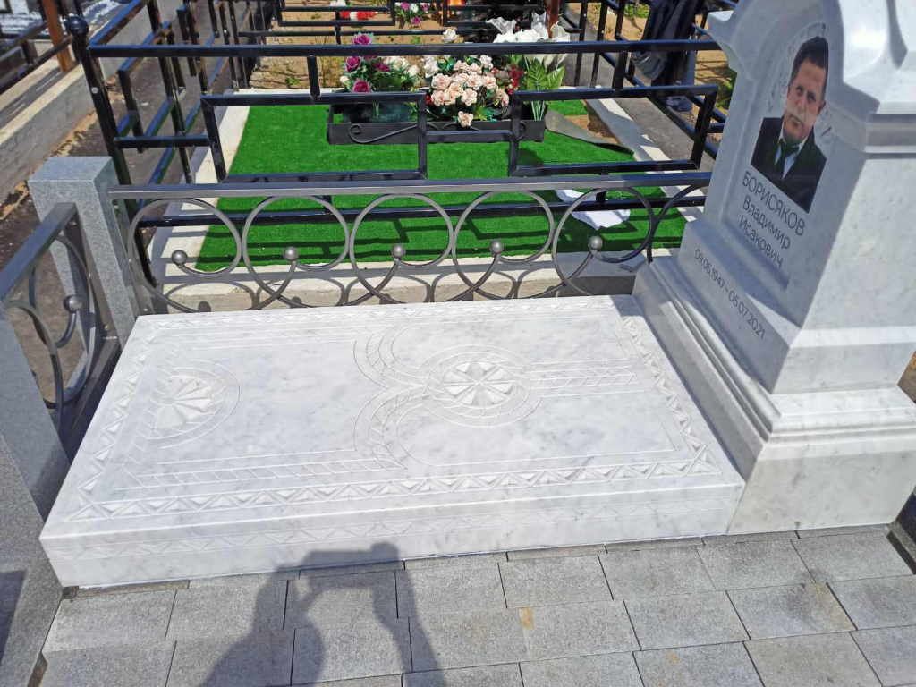 Надгробная плита на могилу из мрамора Надгробная плита из мрамора