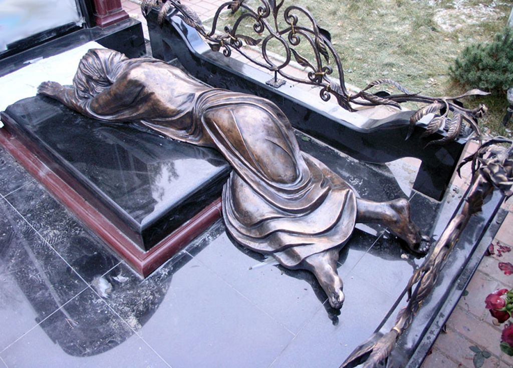 Памятник сыну из гранита со скорбящией из бронзы памятник сыну из гранита