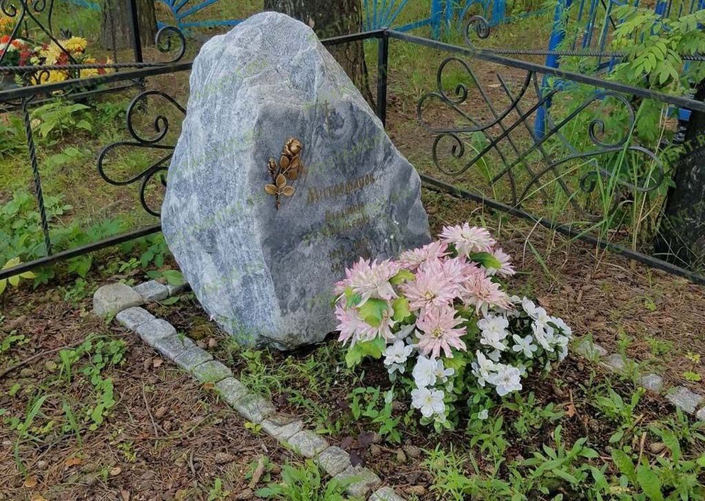 Валун из серого гранита Валун из серого гранита