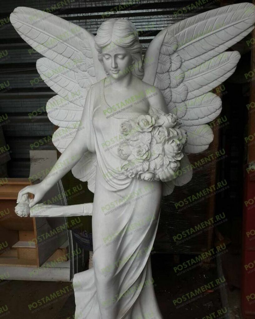 Ангел с крыльями из камня Ангел с крыльями из камня
