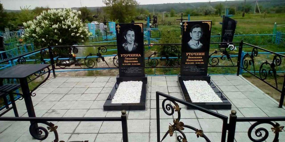 На полные комплекты памятников у Postament.ru действует постоянная скидка Как выбрать памятник семье или просто группе лиц