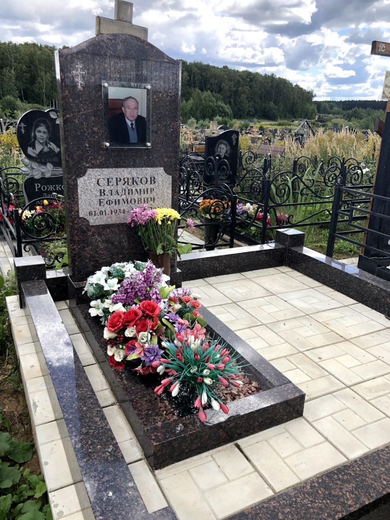 Памятник из Дымовского гранита со стеклом Памятник со стеклом