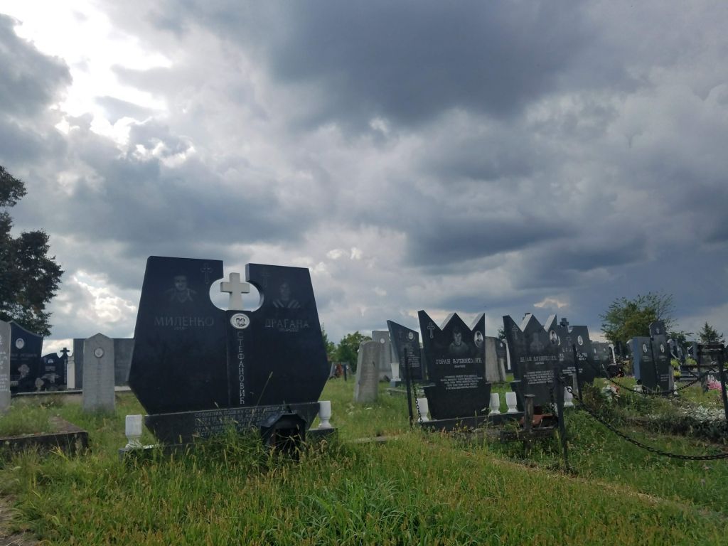 Памятник с католическим крестом Памятник с католическим крестом