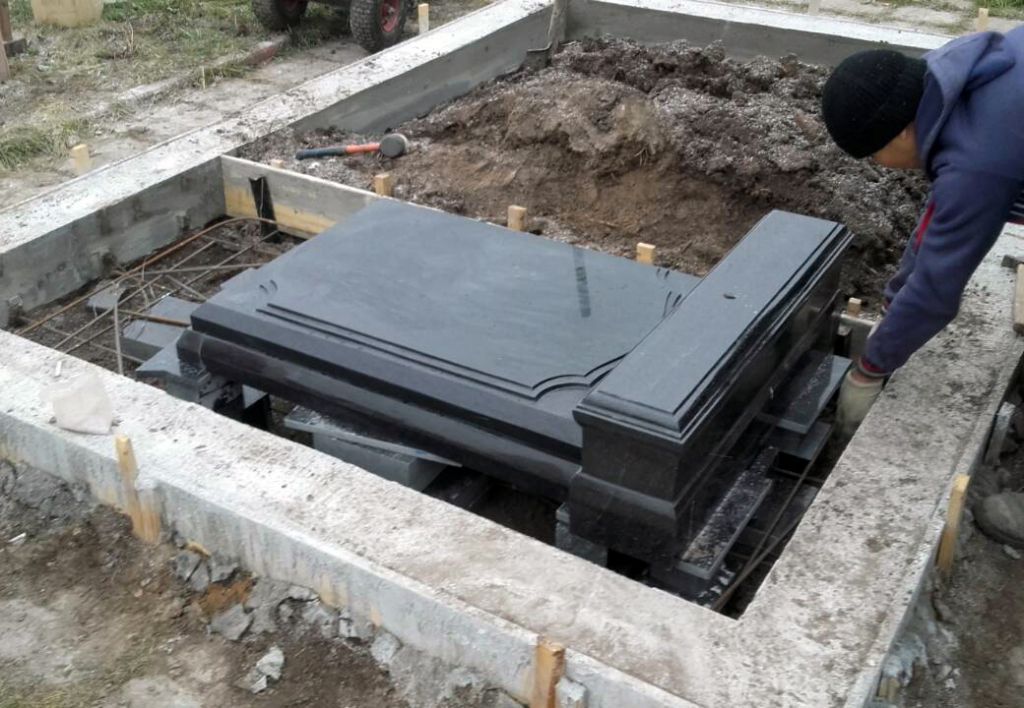 Установка памятника Установка памятника на могилу фото