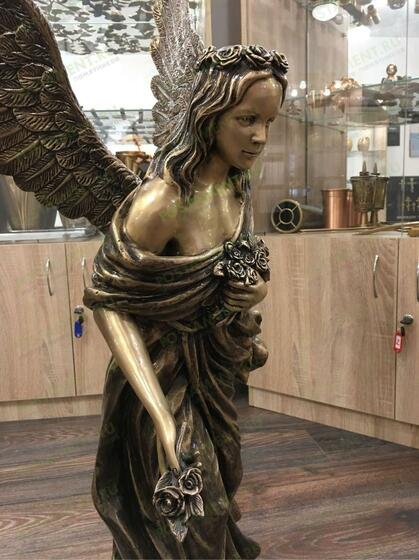 Бронзовый ангел скульптурой Бронзовый ангел скульптурой