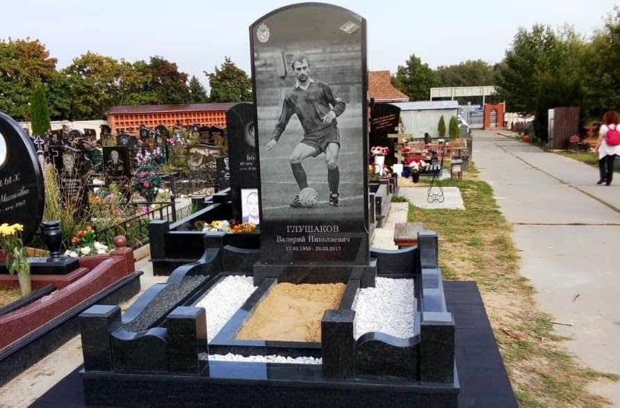 Памятник футболисту - гравировка на граните Памятник футболисту
