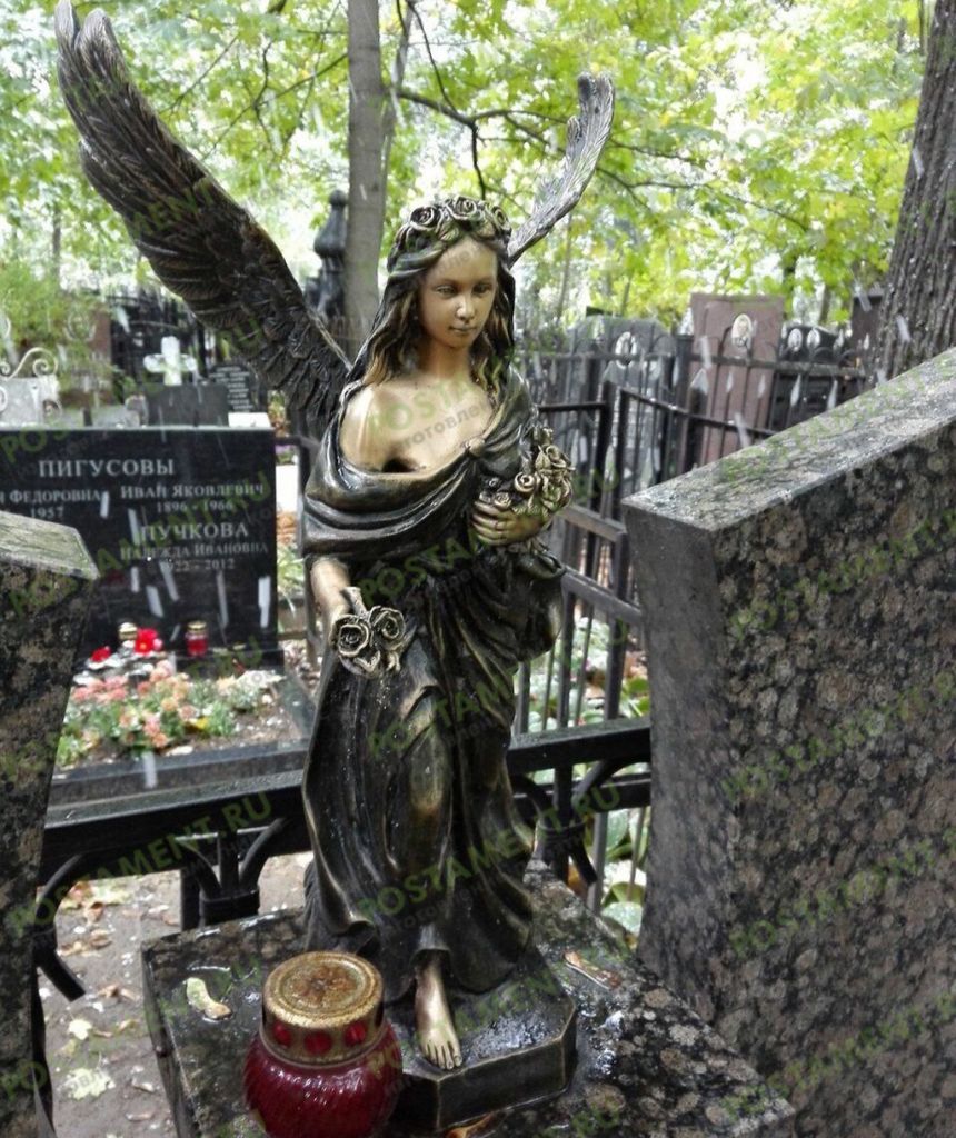 Ангел из бронзы с цветами Ангел из бронзы с цветами
