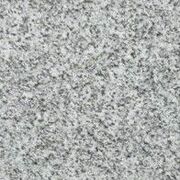 Является разновидностью гранита серого однородного оттенка. Является разновидностью гранита серого однородного оттенка. Допускается гравировка надписей, портрет наносится на керамике или стекле.
