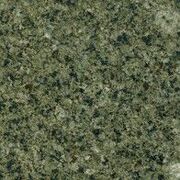 Является разновидностью гранита зеленого оттенка от темно-изумрудного до желтого Является разновидностью гранита зеленого оттенка от темно-изумрудного до желтого. Допускается гравировка надписей, портрет наносится на керамике или стекле