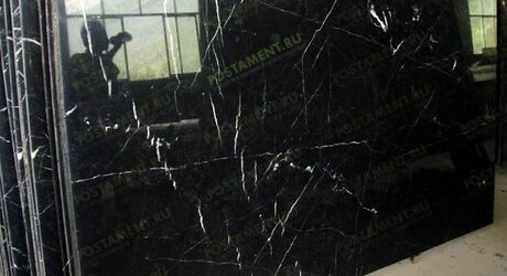 Памятники из черного мрамора: цены, особенности оформления и ухода