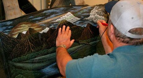 Цветные изображения на памятниках