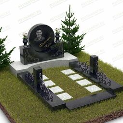 Памятник-зеркало с необычной подставкой