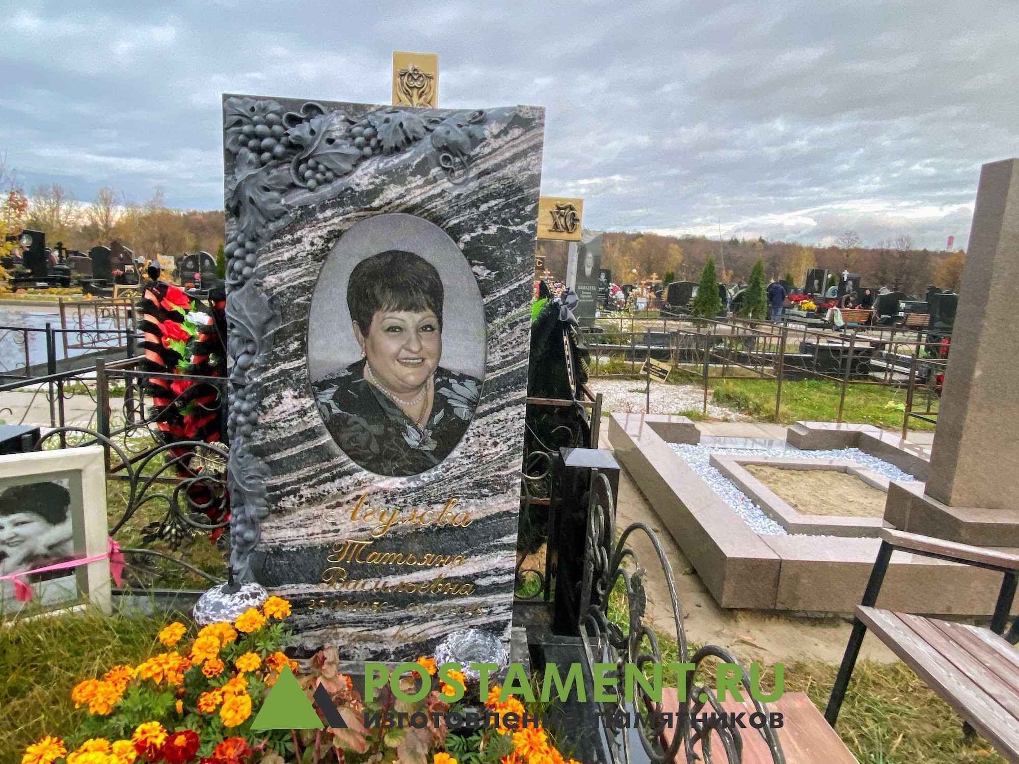 Скарпель на цветном граните