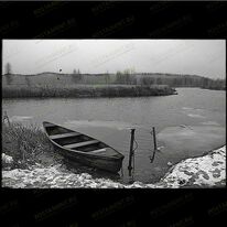 Лодка на берегу озера 99014