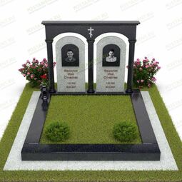 две стелы под арками