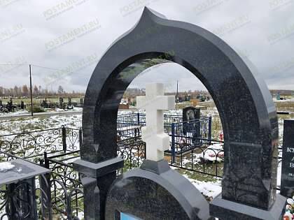 Крест из мрамора на комбинированном комплексе