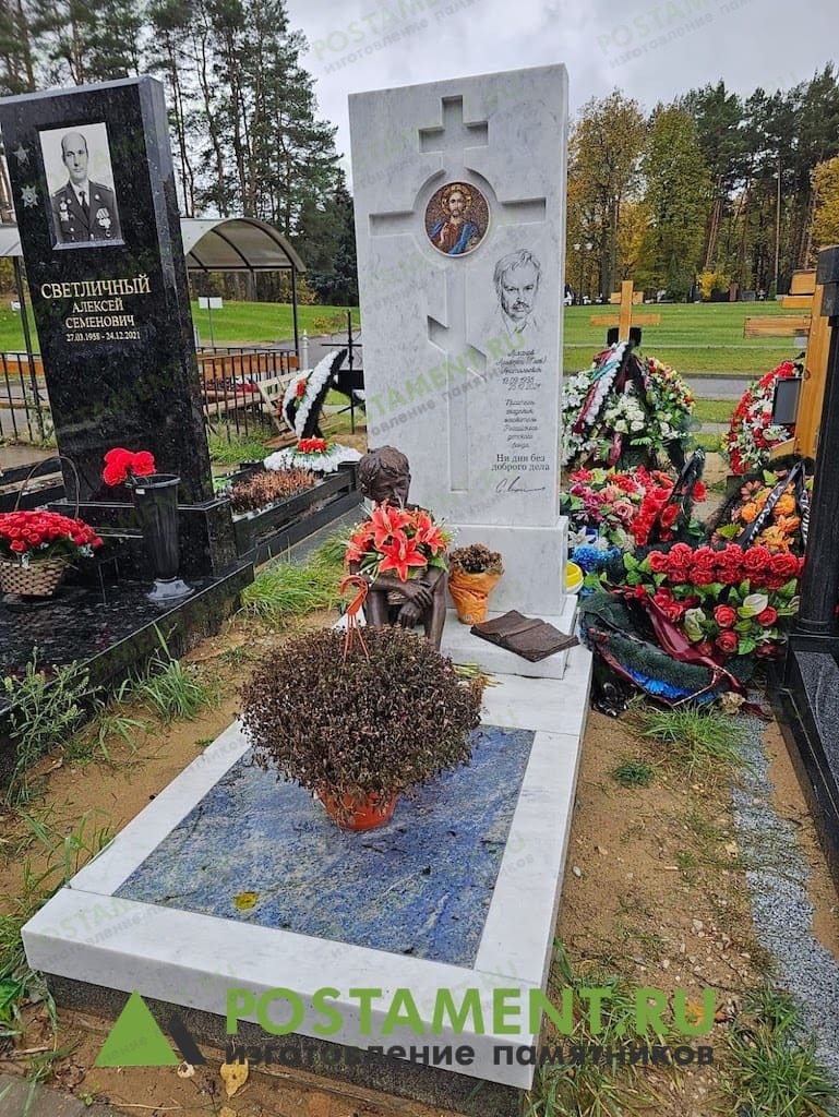 Надгробная плита из белого и синего мрамора