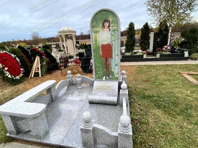 Стекляная стела в мемориальном комплексе