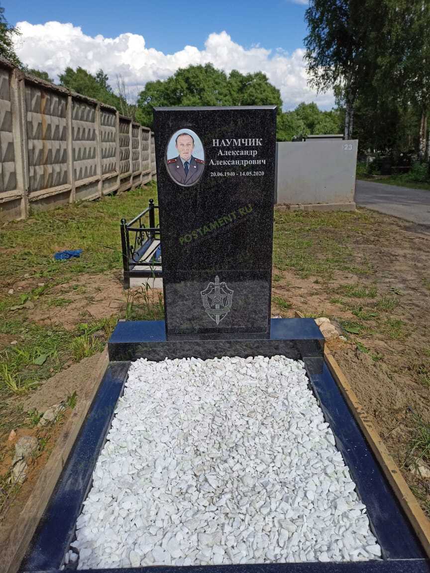 Прямой памятник из карельского гранита на могилу 110х80