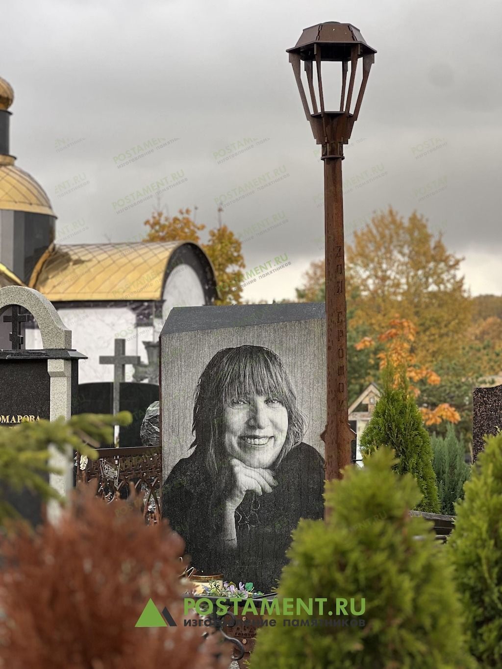 Памятник с покрытием антидождь