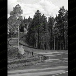 Пейзаж с дорогой на памятник