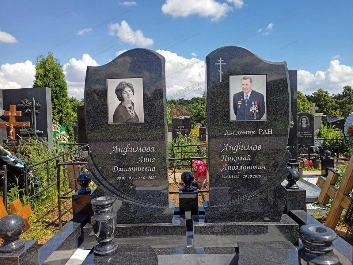 Памятники из Габбро на Ястребковском кладбище