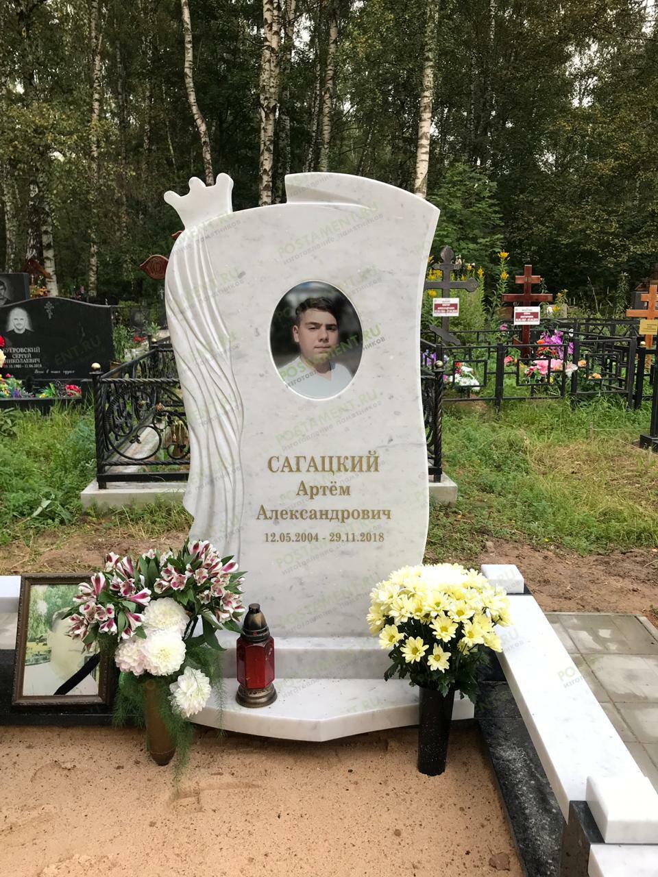 Красивый нежный памятник ребенку