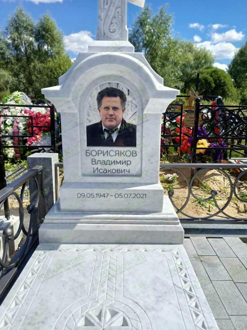 Закрытый цветник из мрамора Коелга резной