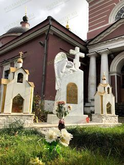 Крест из мрамора с ангелом